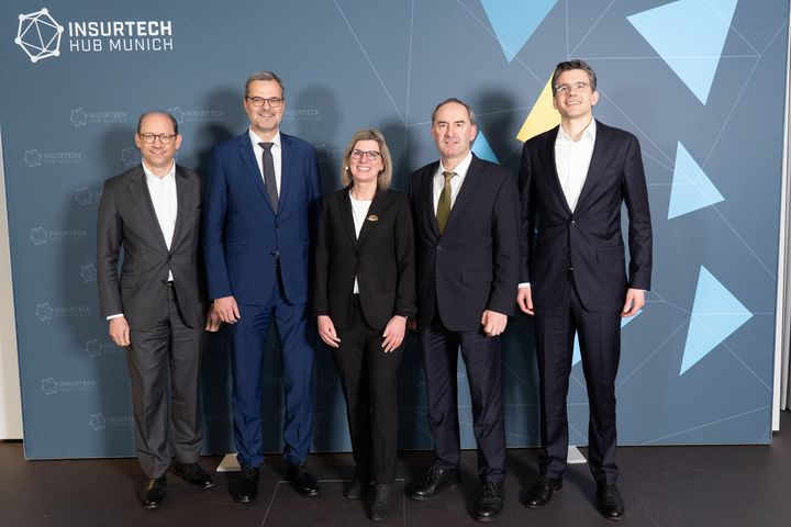 Wirtschaftsminister Aiwanger zu Gast bei der Insurance Innovation Night 2025. V. l. n. r.: Dr. Markus Juppe (Beiratsvorsitzender Insurtech Hub Munich), Dr. Klaus Driever (Vereinsvorsitzender ITHM), Miriam Hook (Managing Director InsurTech Hub Munich), Wirtschaftsminister Hubert Aiwanger, Johannes Wagner (Vorstand ITHM). Foto: StWMi/A. Ufert