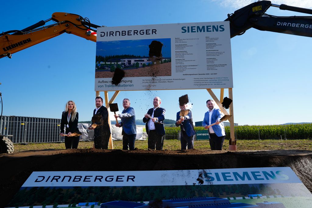 Bayerns Wirtschaftsminister Hubert Aiwanger beim symbolischen Spatenstich für die Erweiterung des Siemens Mobility Standorts in Luhe-Wildenau. Foto: StMWi.