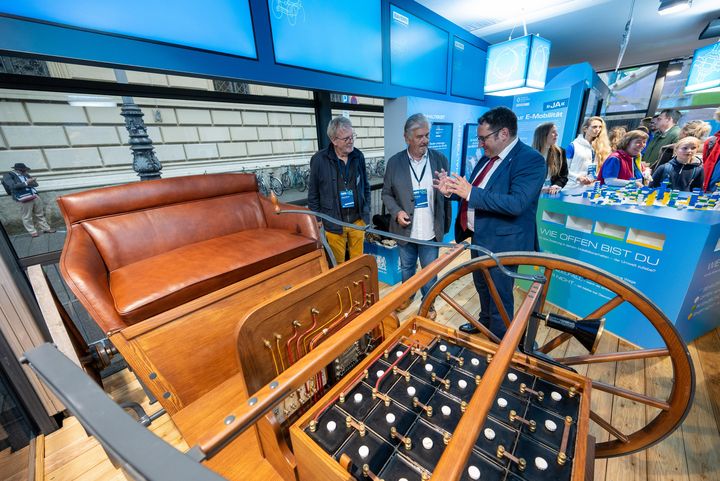 Impressionen des Besuchs von Bayerns Wirtschaftsstaatssekretär Tobias Gotthardt am OpenSpace-Stand des Bayerischen Wirtschaftsministeriums.