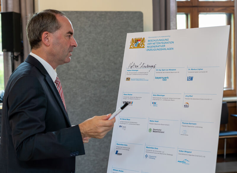 Wirtschaftsminister Hubert Aiwanger unterzeichnet das Memorandum of Understanding der Initiative Verteilnetz und Erneuerbare Energien Bayern