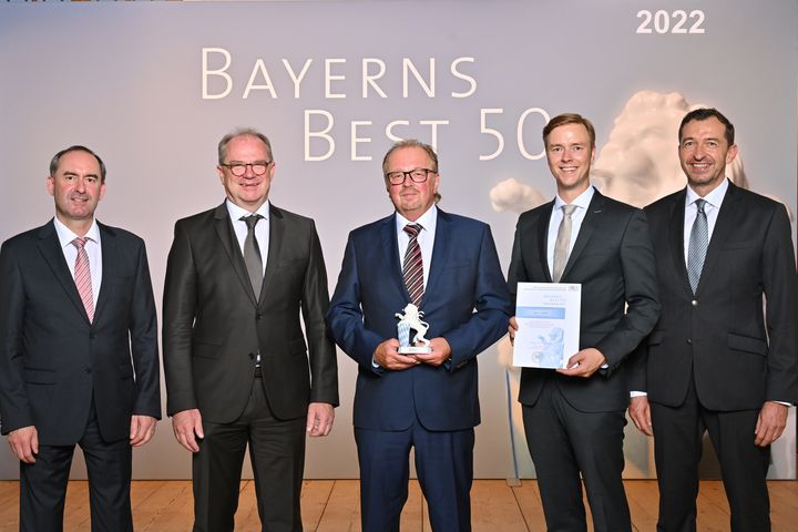 Bayerns Wirtschaftsminister Hubert Aiwanger (links) übergibt die Auszeichnung "Bayerns Best 50" an die Nutz GmbH.