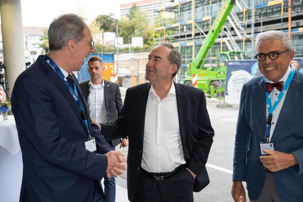 Impressionen des Bayerischen Staatsministers Hubert Aiwanger beim Richtfest auf dem Medizin-Campus Würzburg.