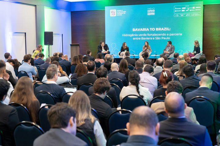 Ein Teil der Wirtschaftsdelegation aus Bayern nahm im Rahmen der Reise am Hydrogen Dialogue Latin America teil, wo auf einem eigenen bayerischen Panel unter anderem über die Rolle Bayerns als zuverlässigen Abnehmer von grünem Wasserstoff diskutiert wurde. Foto: StMWi/Bastian Brummer