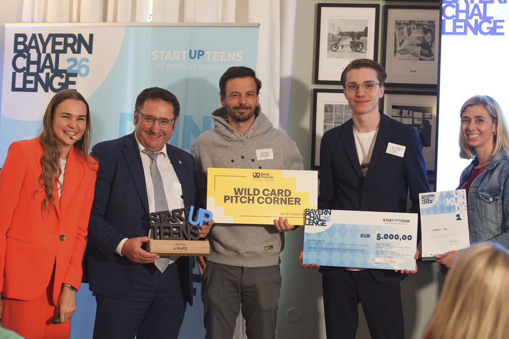 Bayerns Wirtschaftsstaatssekretär Tobias Gotthardt mit den Gewinnern des 1. Platz bei der Startup Teens Bayern Challenge 2026.