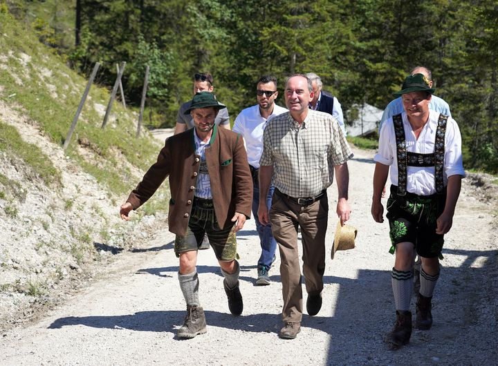 Wirtschaftsminister Hubert Aiwanger (mitte) beim Aufstieg zur Finzalm 