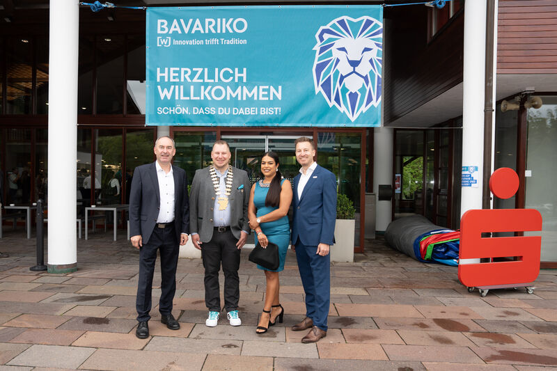 Wirtschaftsminister Hubert Aiwanger mit (v. l. n. r.) Florian Oßwald (Landesvorsitzender der Wirtschaftsjunioren Bayern), Sameena Sitterle (Konferenzdirektorin der BAVARIKO) und Andreas Burkhardt (Landesgeschäftsführer der Wirtschaftsjunioren Bayern).
Foto: StMWi.