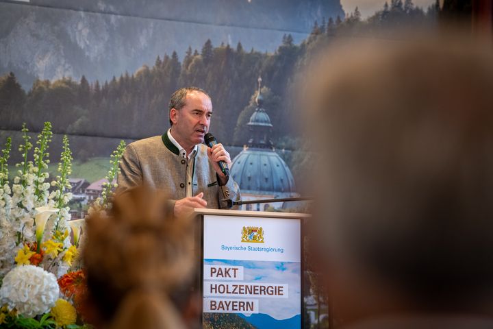 Bayerns Wirtschafts- und Energieminister Hubert Aiwanger hat den „Pakt Holzenergie Bayern“ ins Leben gerufen und in enger Zusammenarbeit mit allen Partnern des Pakts abgestimmt. 