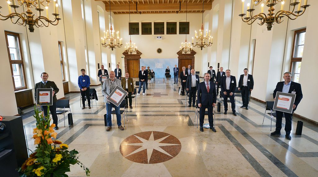 Gruppenfoto der Preisträgerinnen und Preisträger des Bayerischen Energiepreises 2020 mit Staatsminister Hubert Aiwanger.