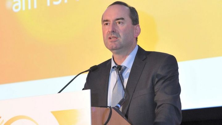 Hubert Aiwanger hält eine Rede.