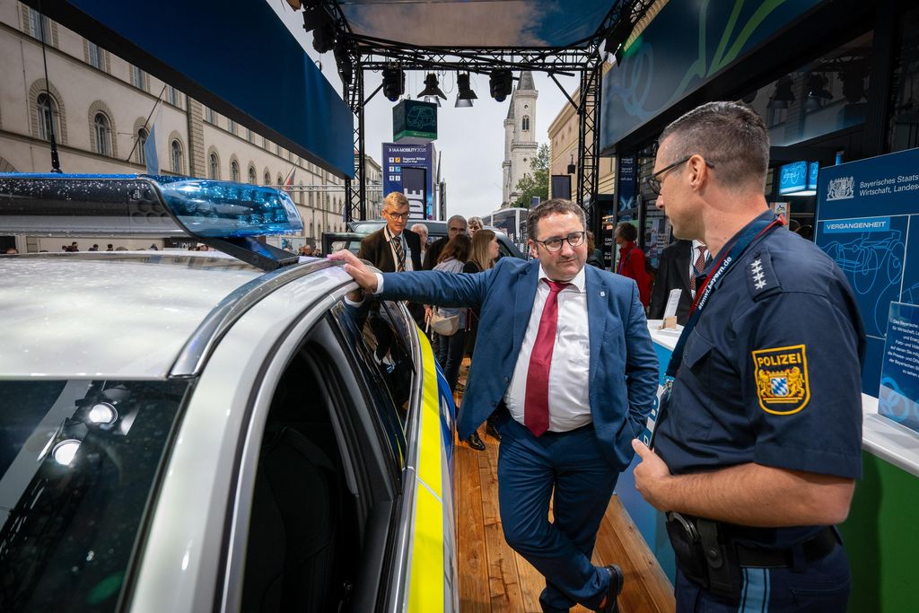 Impressionen des Besuchs von Bayerns Wirtschaftsstaatssekretär Tobias Gotthardt am OpenSpace-Stand des Bayerischen Wirtschaftsministeriums.