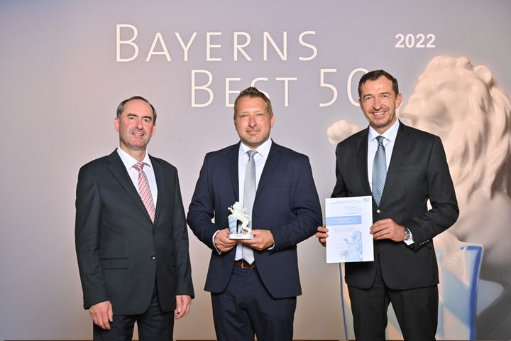 Bayerns Wirtschaftsminister Hubert Aiwanger (links) übergibt die Auszeichnung "Bayerns Best 50" an die Hetzner Online GmbH.