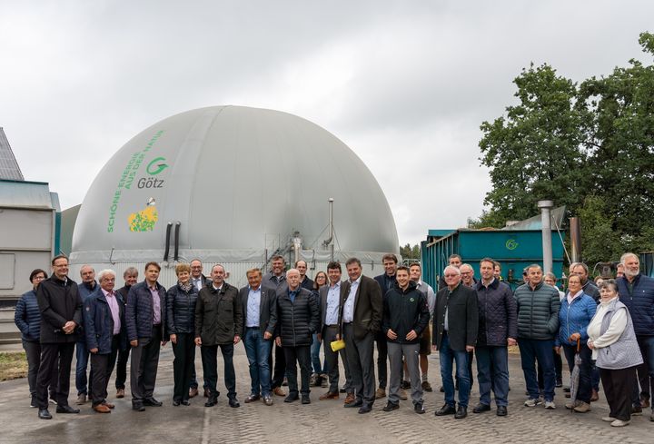 Wirtschaftsminister Hubert Aiwanger (Mitte) besichtigte die Biogasanlagen der Unternehmer- und Landwirtfamilie Gabi und Josef Götz in Markt Indersdorf. © StMWi/E. Neureuther