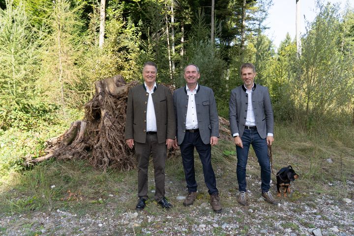 Wirtschaftsminister Hubert Aiwanger, Martin Neumeyer, Vorstandsvorsitzender der Bayerischen Staatsforsten, und Forstbetriebsleiter Emil Hudler (Fotos: StMWi)