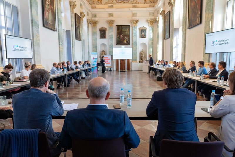 Die Veranstaltung "Klimaneutrale Chemie 2040 – zwischen globalem Wettbewerb und lokaler Umsetzung“ gehört zum Format "Werkstatt des Wandels" und fand dieses Jahr im Akademiezentrum in Burghausen statt.
Foto: StMWi