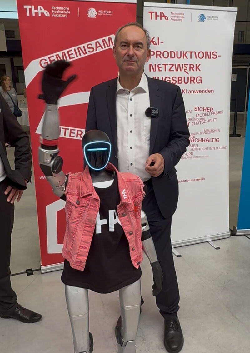 Bayerns Wirtschaftsminister Hubert Aiwanger traf einen humanoiden Roboter der Technischen Hochschule Augsburg.