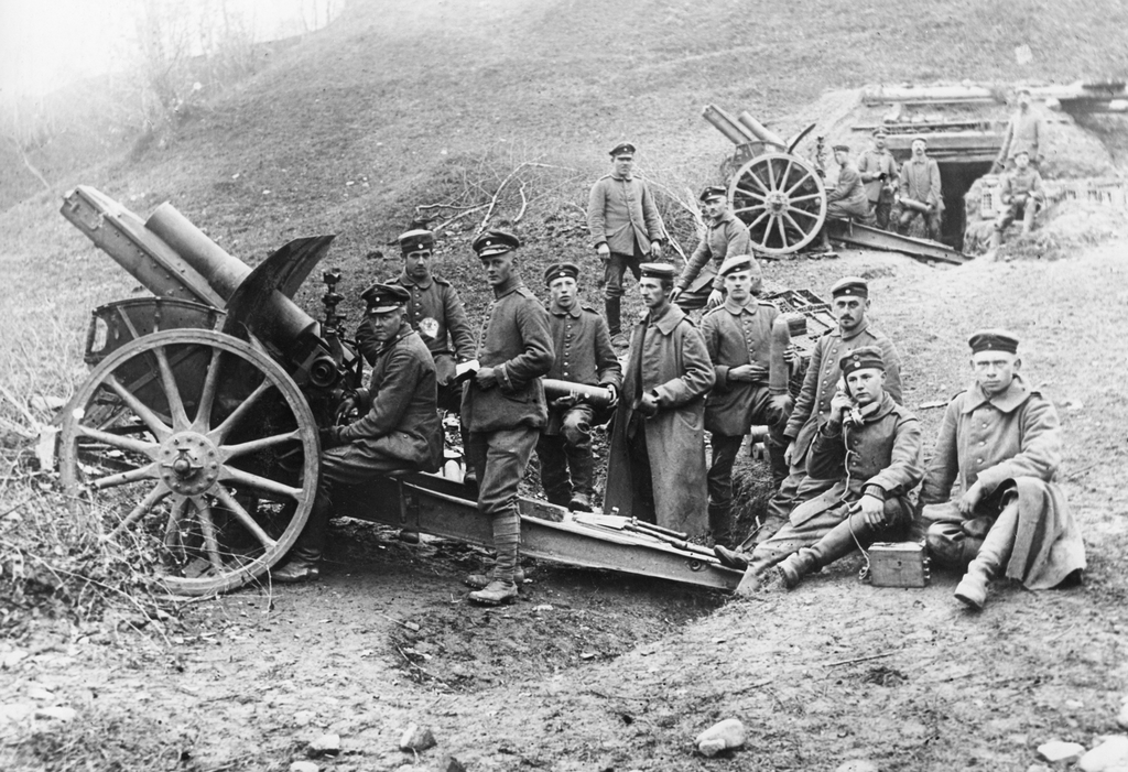 Ludwig Erhard als Richtkanonier (1.v.l.) im 1. Weltkrieg, 1916