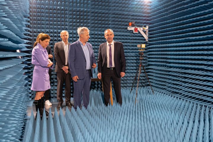 Bayerns Wirtschaftsminister Hubert Aiwanger hat sich über den aktuellen Stand des 6G Zukunftslabors Bayern an der Technischen Universität München (TUM) informiert. Das Bild zeigt ihn in der Absorberkammer, in der ungestörte Mobilfunkexperimente durchgeführt werden. Begleitet wurde er dabei von (von rechts nach links) Prof. Dr.-Ing. Holger Bloche vom Lehrstuhl für Theoretische Informationstechnik, Projektleiter Prof. Dr.-Ing. Wolfgang Kellerer sowie TUM-Vizepräsidentin Dr. Jeanne Rubner. Foto: StMWi/B. Brummer