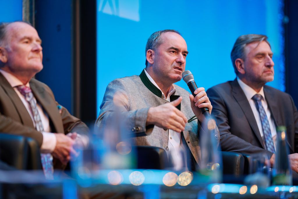 Bayerns Wirtschaftsminister Hubert Aiwanger diskutierte vor 150 Besuchern mit Verbandsvertretern wie Martin Bentele (links, Präsident Deutscher Energieholz- und Pelletverband) und Günther Felßner (Präsident Bayerischer Bauernverband). Foto: Henning Schacht/StMWi