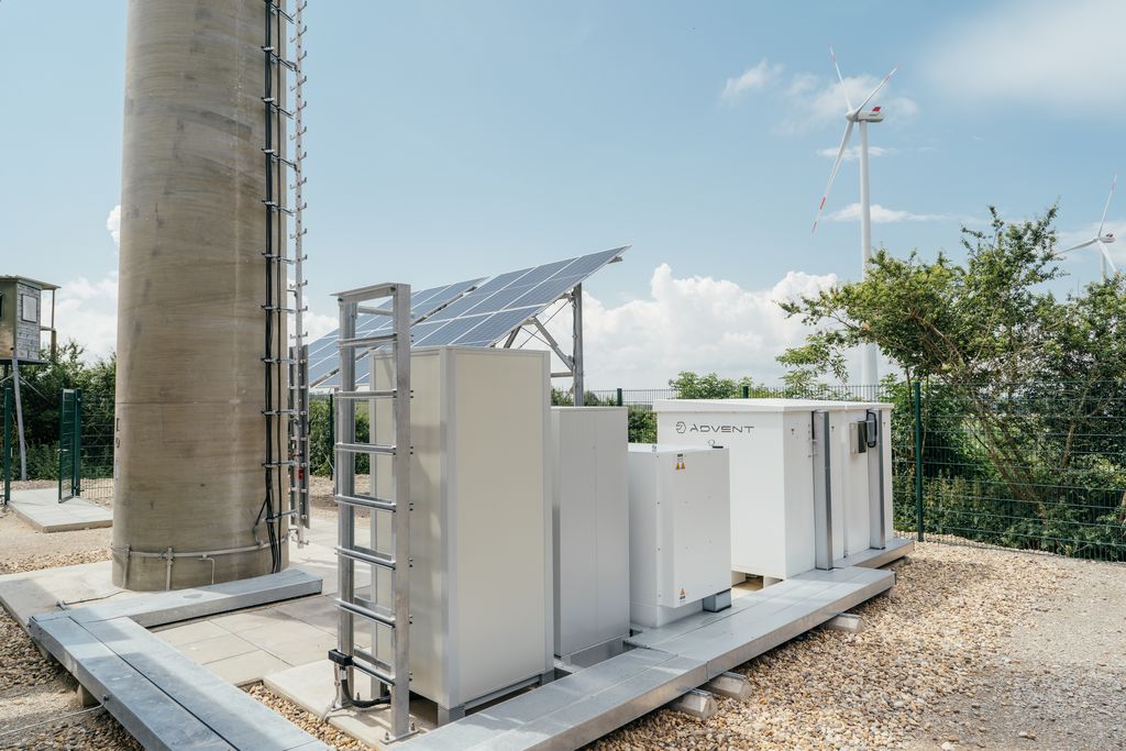 Teile der Anlage des energieautarken Funkmastens. Quelle: o2 Telefónica / Quirin Leppert