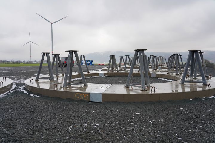 Im Mittelpunkt des Besuchs in Oberfranken stand der entstehende Bürgerwindpark Weißenbrunn, der zeigt, wie kommunale Zusammenarbeit und lokale Wertschöpfung erfolgreich umgesetzt werden können. Der Spatenstich erfolgte im April 2025, die Inbetriebnahme ist für Herbst 2026 geplant. Foto: StMWi/K. Huber