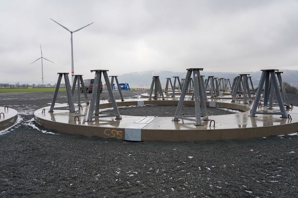 Im Mittelpunkt des Besuchs in Oberfranken stand der entstehende Bürgerwindpark Weißenbrunn, der zeigt, wie kommunale Zusammenarbeit und lokale Wertschöpfung erfolgreich umgesetzt werden können. Der Spatenstich erfolgte im April 2025, die Inbetriebnahme ist für Herbst 2026 geplant. Foto: StMWi/K. Huber