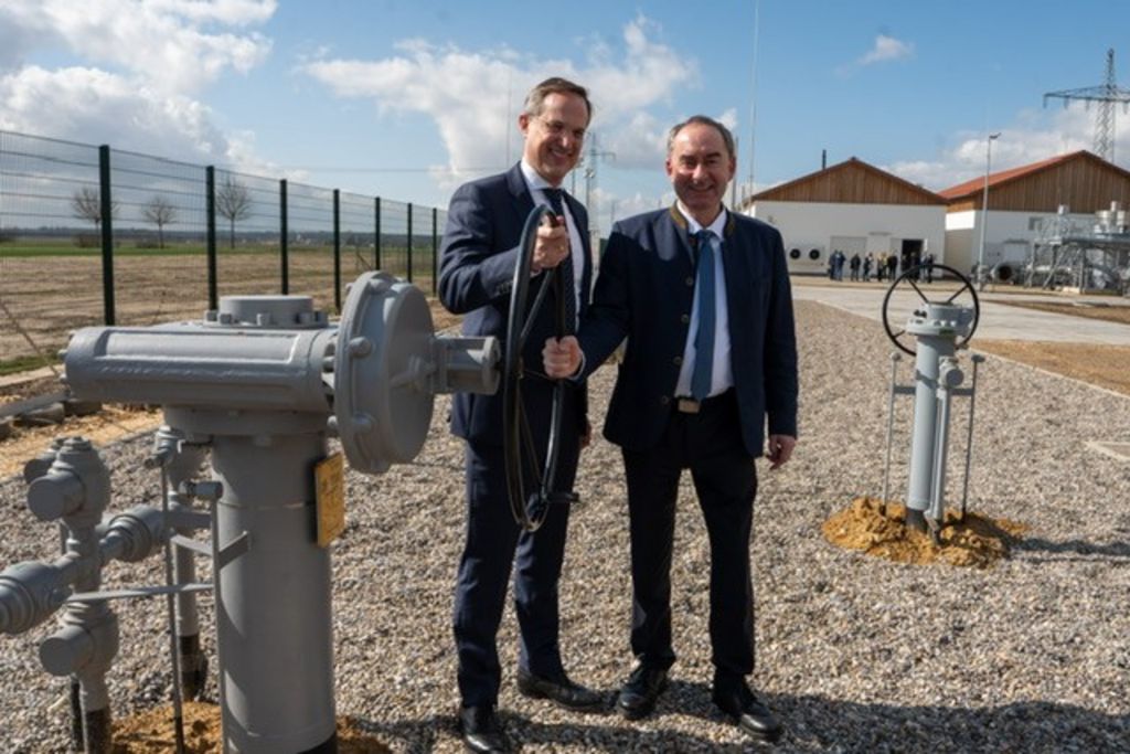 Bayerns Wirtschafts- und Energieminister Hubert Aiwanger und bayernetz-Geschäftsführer Dr. Matthias Jenn nahmen die Gastransportleitung AUGUSTA symbolisch in Betrieb. Foto: Nicole EWngelhart/StMWi
