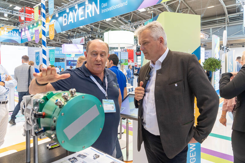 Bayerns Wirtschaftsstaatssekretär Roland Weigert besucht die IAA MOBILITY 2023
