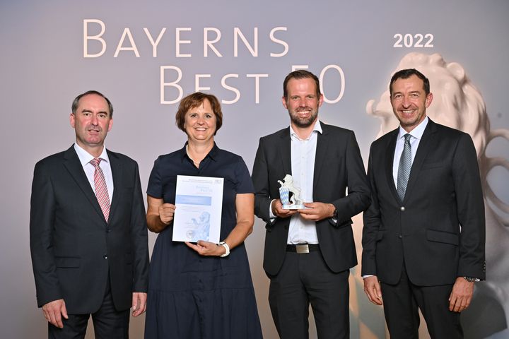 Bayerns Wirtschaftsminister Hubert Aiwanger (links) übergibt die Auszeichnung "Bayerns Best 50" an die BMK Group GmbH und Co. KG.