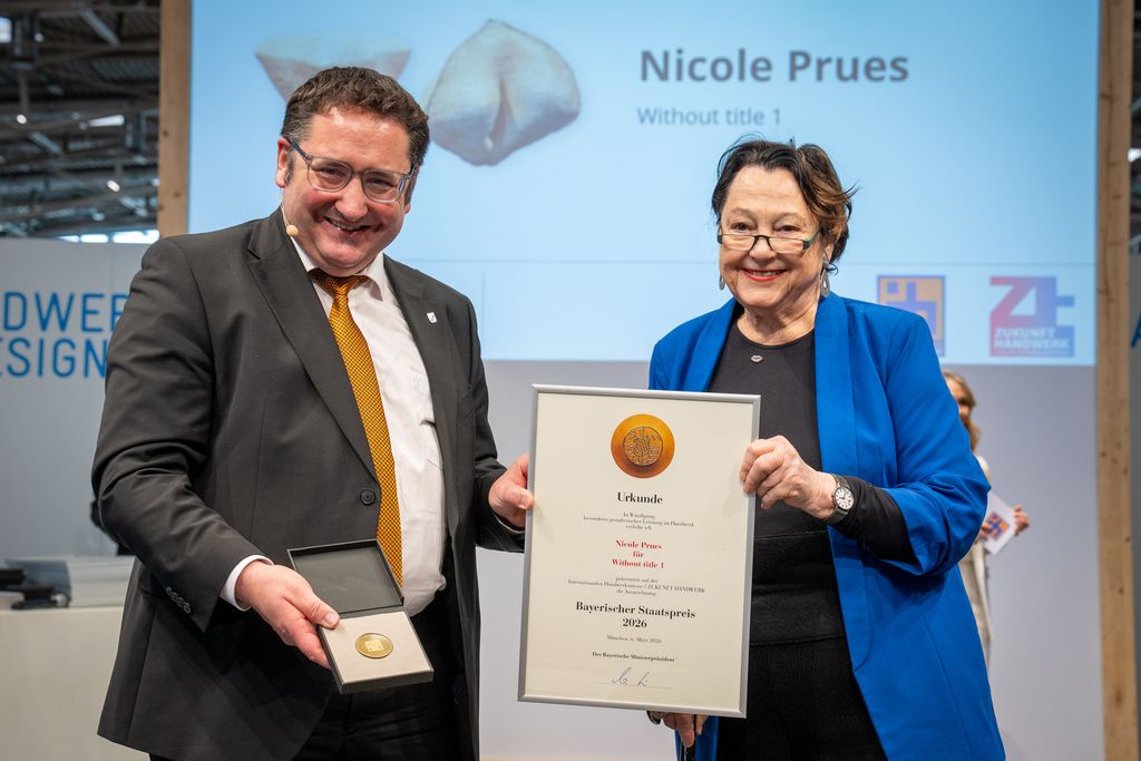 Bayerns Wirtschaftsstaatssekretär Tobias Gotthardt übergibt den Staatspreis.