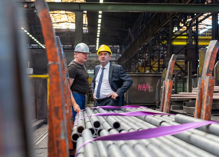 Wirtschaftsminister Hubert Aiwanger besichtigt das Rohrwerk Maxhütte © StMWi/E. Neureuther