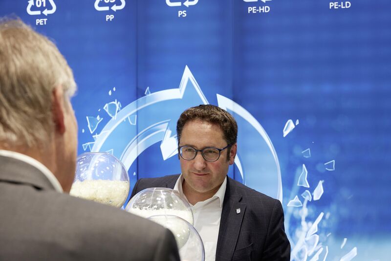 Bayerns Wirtschaftsstaatssekretär Tobias Gotthardt besucht die IFAT Munich 2024.