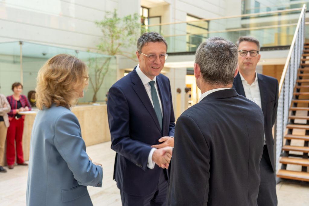 Unterzeichnung der Absichtserklärung zum neuen Institutsstandort in Würzburg