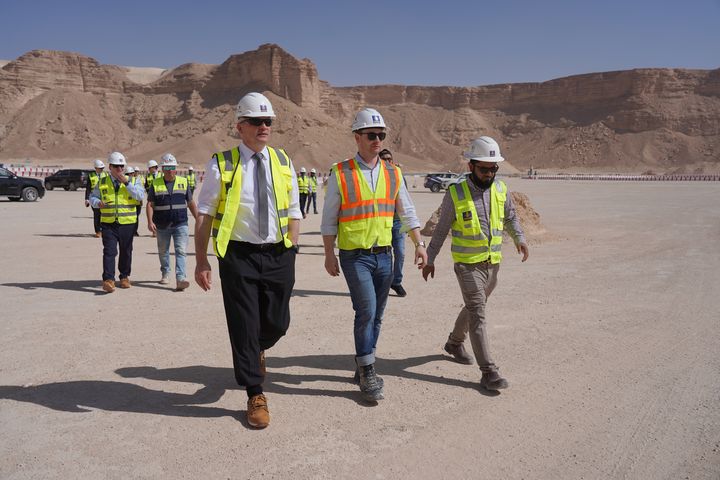 Stefan Neidhart (Mitte), Projektmanager der BAUER Spezialtiefbau GmbH, hat Staatssekretär Roland Weigert (links) das Projekt Qiddiya in der Nähe von Riad gezeigt. Foto: StMWi/Assenbrunner