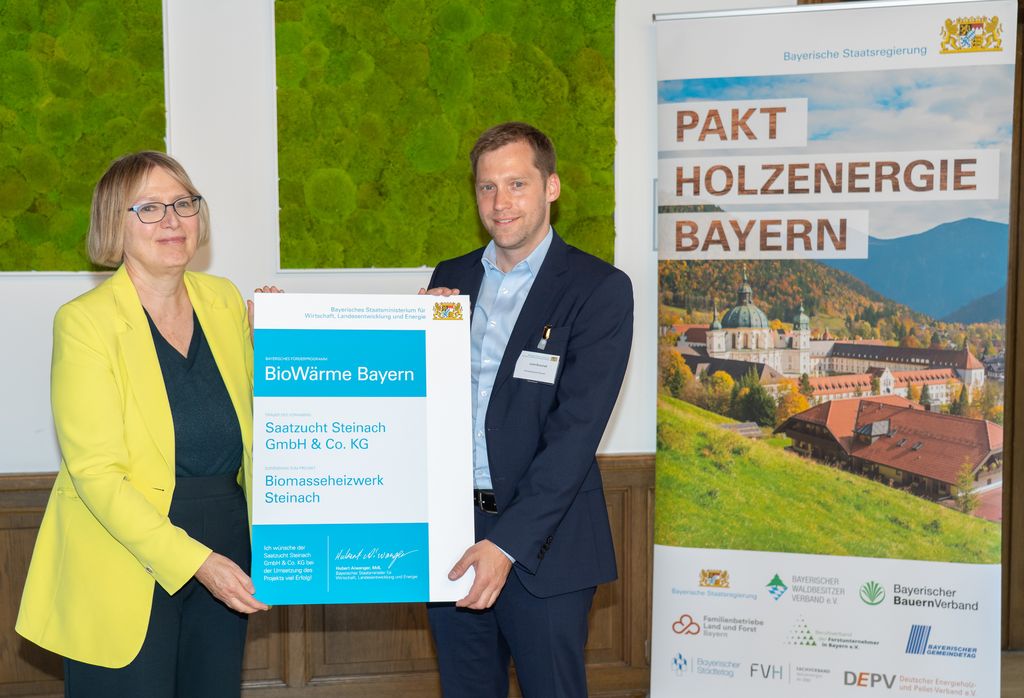 Amtschefin Dr. Sabine Jarothe hat im Wirtschaftsministerium einige Projekte aus dem Förderprogramm "BioWärme Bayern" besonders gewürdigt. Auch Julian Broscheit von der Saatzucht Steinach GmbH & Co. KG. überreichte sie eine Förderurkunde. Foto: StMWi/Bastian Brummer