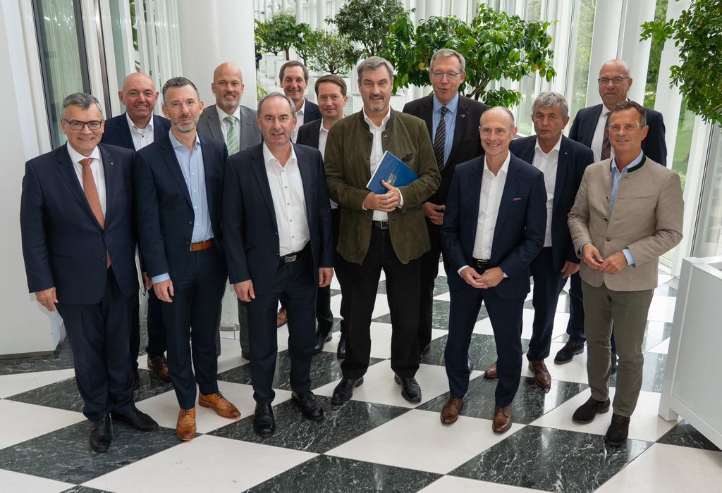 Die Teilnehmer des Bayerischen Stromnetzgipfels mit Ministerpräsident Dr. Markus Söder, Wirtschaftsminister Hubert Aiwanger und Staatsminister Dr. Florian Herrmann. Foto: Brummer/StMWi