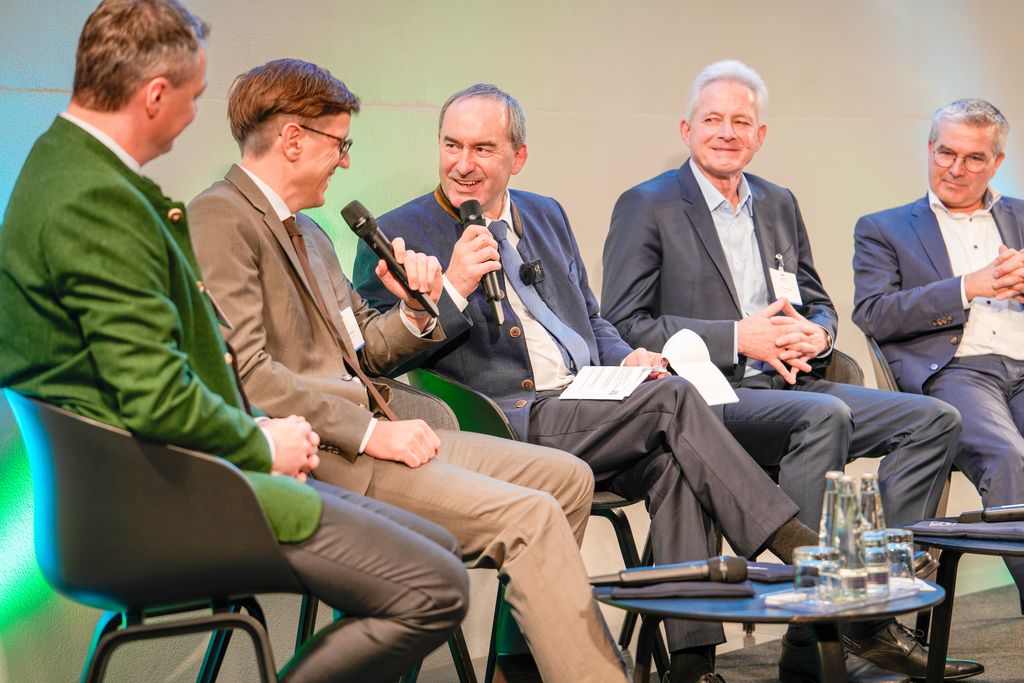 Staatsminister Hubert Aiwanger (Mitte) beim offenen Erfahrungsaustausch mit Michael Gutmann (Geschäftsführer, Brauerei Gutmann), Sebastian Brand (Vorstand, HAWE Hydraulik SE), Dr. Hannes Zapf (Geschäftsführer, Zapf Daigfuss Vertriebs-GmbH) und Dr. Alexander Stuck (Geschäftsführer, BAYERNOIL Raffineriegesellschaft mbH). 
Foto: F. Wachtveitl/StMWi