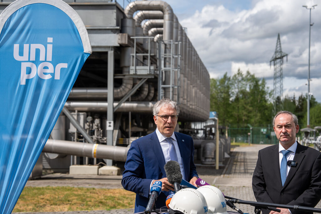 Bayerns Wirtschaftsminister Hubert Aiwanger und Uniper-COO Holger Kreetz diskutierten über die Zukunft des Erdgasspeichers Breitbrunn. Foto: Aneta Ufert/StMWi