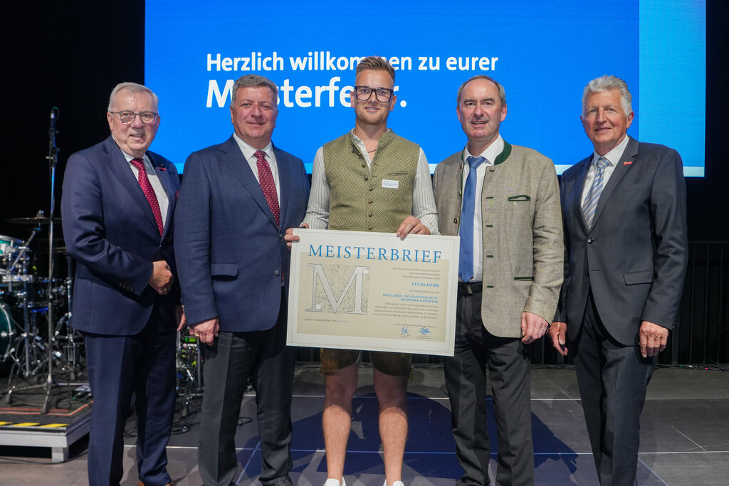 Bayerns Wirtschaftsminister Hubert Aiwanger (2. v. r.) hat Handwerksmeister Lucas Denk (Mitte) seinen Meisterbrief übergeben. Mit dabei: Jürgen Kilger (von links), Hauptgeschäftsführer HWK Niederbayern-Oberpfalz, Christian Bernreiter, Bayerischer Staatsminister für Wohnen, Bau und Verkehr, und Hans Kastl, Vizepräsident HWK Niederbayern-Oberpfalz.
Foto: StMWi/ K. Huber