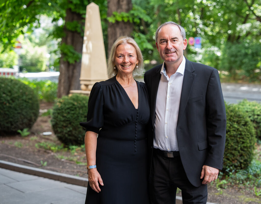 Bayerns Wirtschaftsminister Hubert Aiwanger hat den 19. Deutschen Innovationsgipfel in München eröffnet. Das Bild zeigt ihn mit der Veranstalterin des Gipfels, Christine Lange. Foto: StMWi/Bastian Brummer