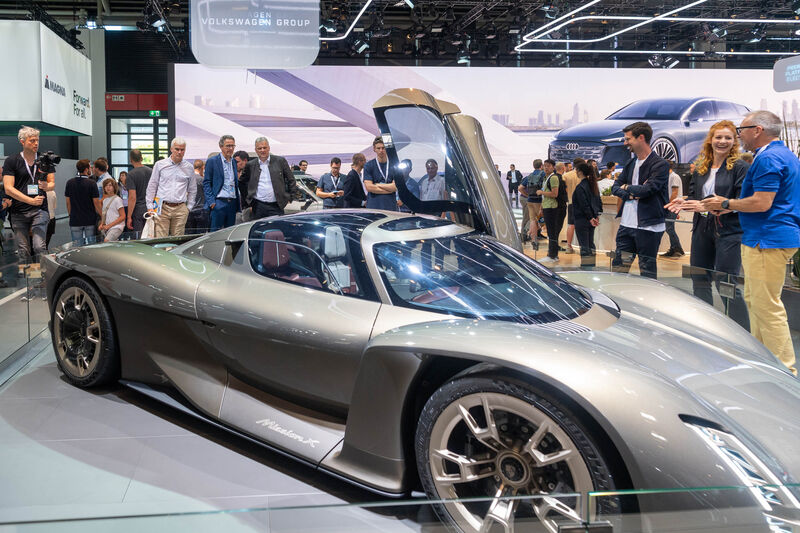 Bayerns Wirtschaftsstaatssekretär Roland Weigert besucht die IAA MOBILITY 2023