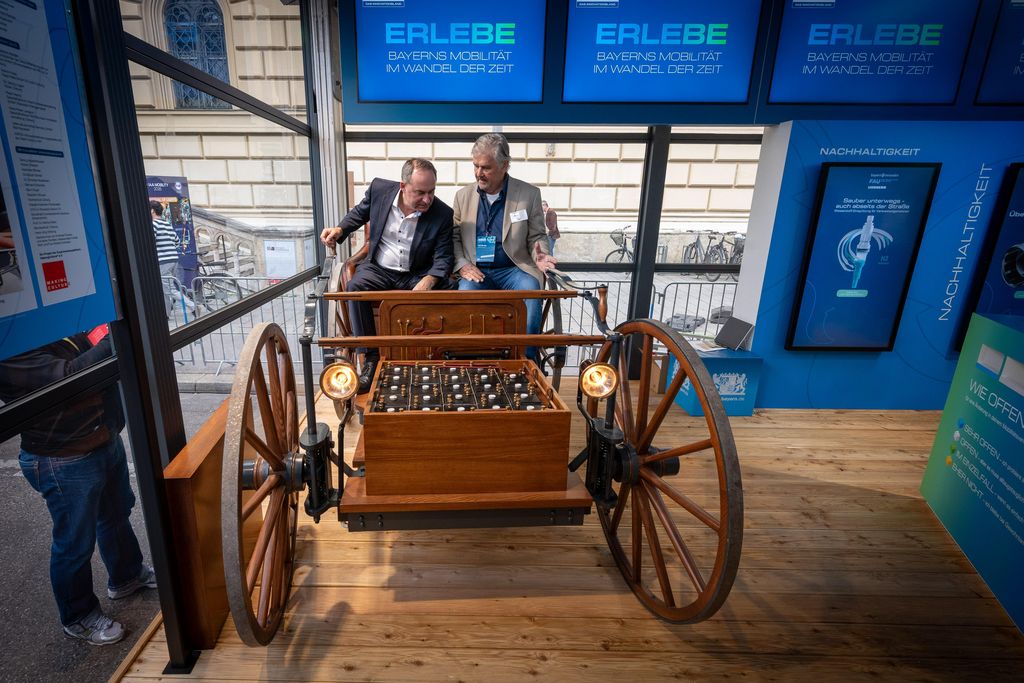 Bayerns Wirtschaftsminister Hubert Aiwanger besucht den IAA Open Space in München.