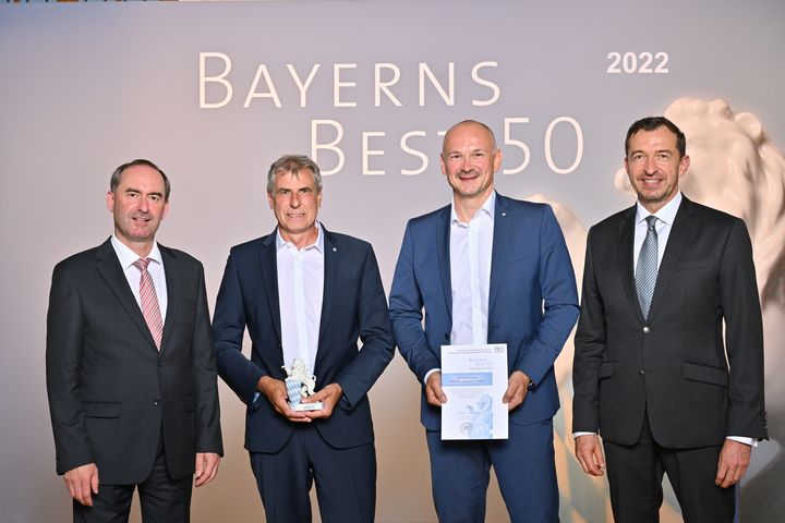 Bayerns Wirtschaftsminister Hubert Aiwanger (links) übergibt die Auszeichnung "Bayerns Best 50" an die MR Datentechnik Vertriebs- und Service GmbH.