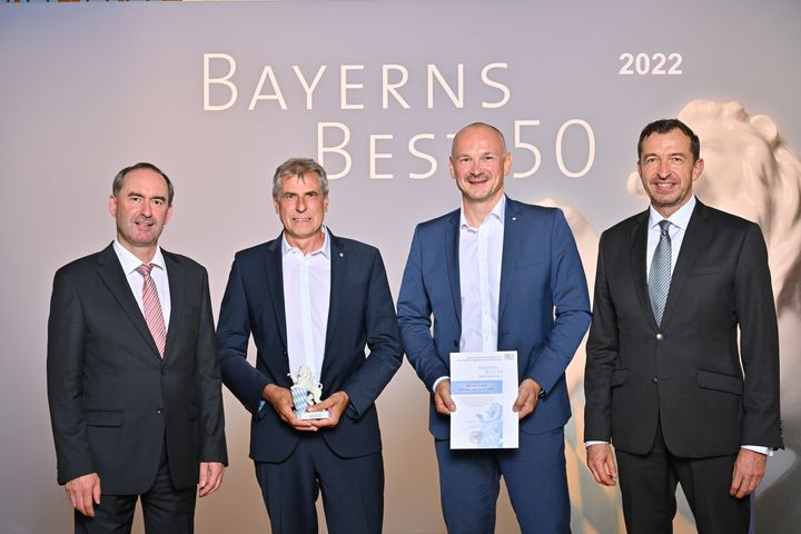 Bayerns Wirtschaftsminister Hubert Aiwanger (links) übergibt die Auszeichnung "Bayerns Best 50" an die MR Datentechnik Vertriebs- und Service GmbH.