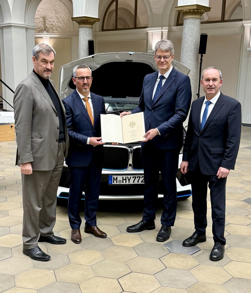 Die Förderurkunde übergaben Bayerns Wirtschaftsminister Hubert Aiwanger (r.), Bundesverkehrsminister Patrick Schnieder (2. v. r.) und Ministerpräsident Dr. Markus Söder (l.) an BMW-Entwicklungsvorstand Dr. Joachim Post (2. v. l.).
Foto: StMWi