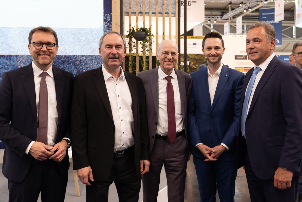 Bayerns Wirtschaftsminister Hubert Aiwanger eröffnete die IFAT an der Messe München mit den Messe-Geschäftsführern Stefan Rummel und Dr. Reinhard Pfeiffer sowie H2.B-Geschäftsführer Dr. Fabian Pfaffenberger und Dr. Gerald Linke, Vorstandschef des Deutschen Vereins des Gas- und Wasserfachs. Foto: Tanja Gabler/StMWi