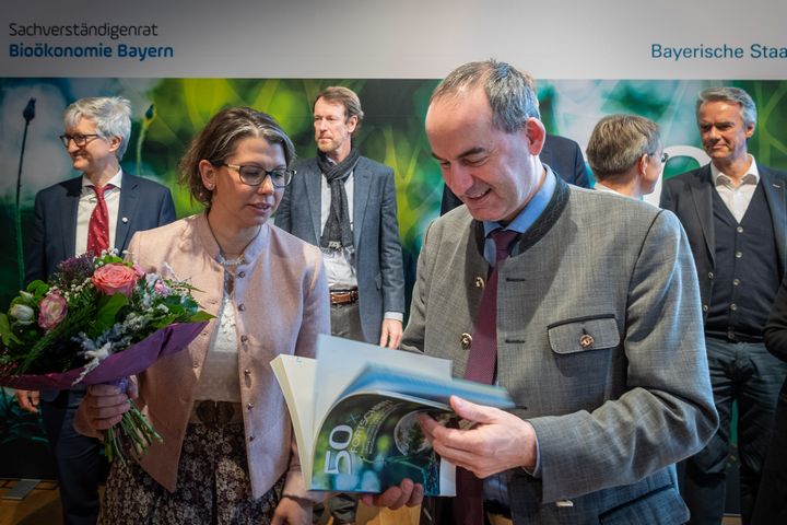 Impressionen der Übergabe des Fortschrittsberichts zur Bioökonomiestrategie in Bayern.