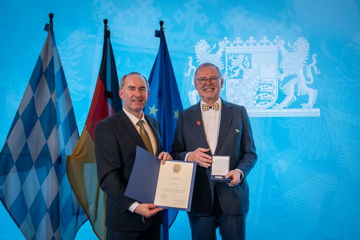 Bayerns Wirtschaftsminister Hubert Aiwanger verleiht die Staatsmedaille für besondere Verdienste um die bayerische Wirtschaft.