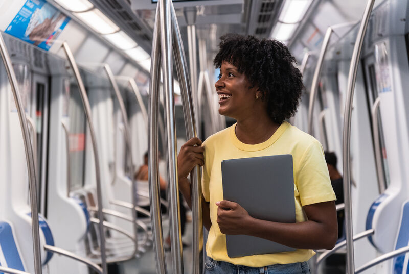 Frau in der U-Bahn
