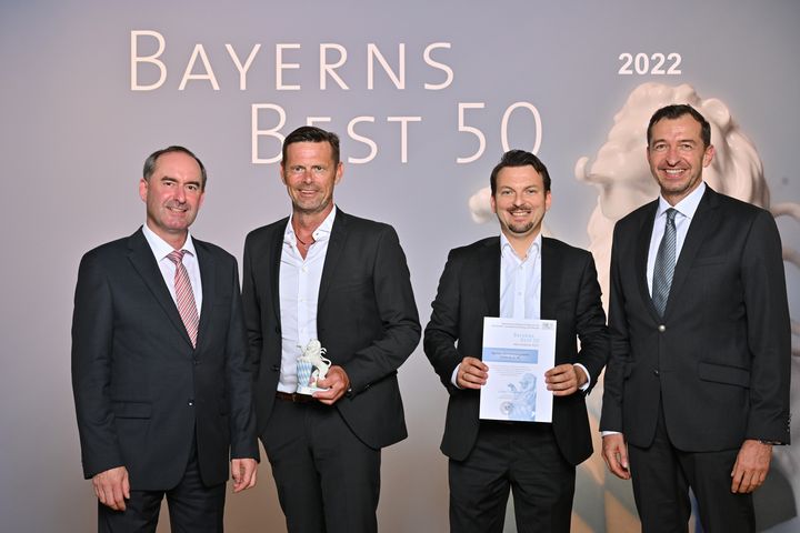 Bayerns Wirtschaftsminister Hubert Aiwanger (links) übergibt die Auszeichnung "Bayerns Best 50" an die Agenda Informationssysteme GmbH & Co. KG.