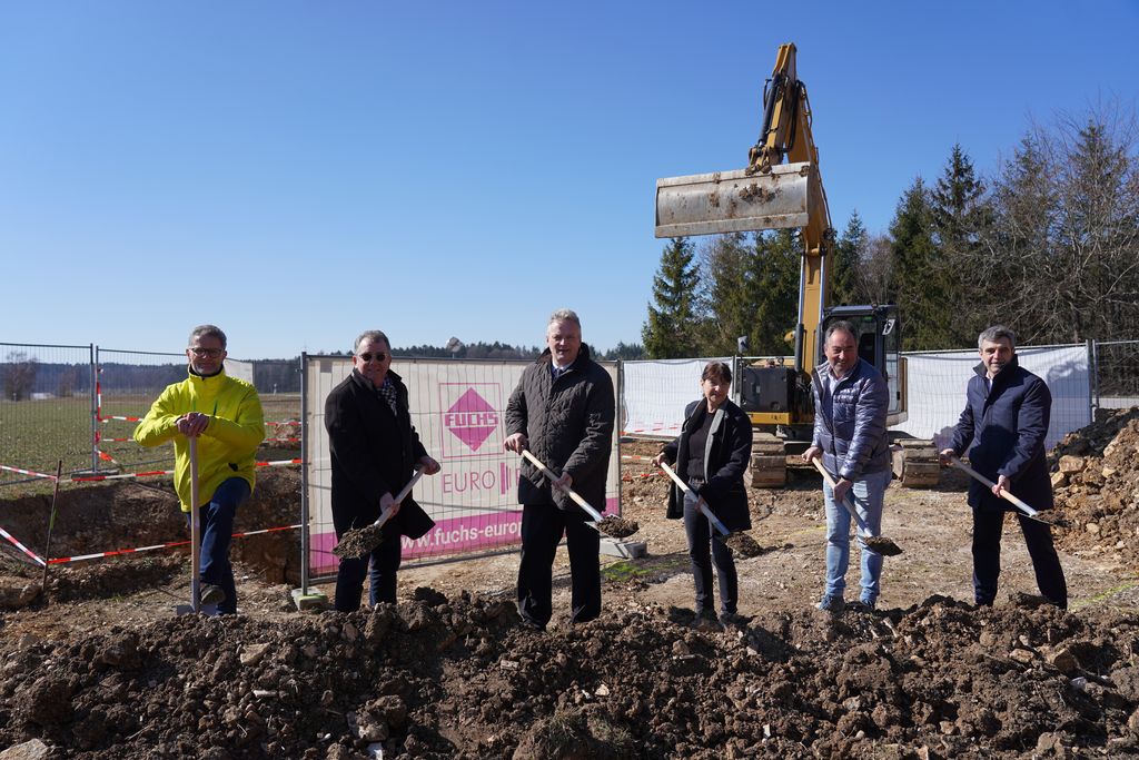Spatenstich für den Bau des geförderten Mobilfunkmasts in Eichstätt-Buchenhüll (v.l.): Christian Schilling (Leiter Politischer Kommunikation Vodafone in Bayern), Alois Scherrer (Baufirma FUCHS Europoles), Wirtschaftsstaatssekretär Roland Weigert, Eichstätts Zweite Bürgermeisterin Elisabeth Gabler-Hofrichter, Herbert Benker (Planungsbüro Tele-Plan Ingenieurbüro GmbH) und Landrat Alexander Anetsberger. Foto: StMWi
